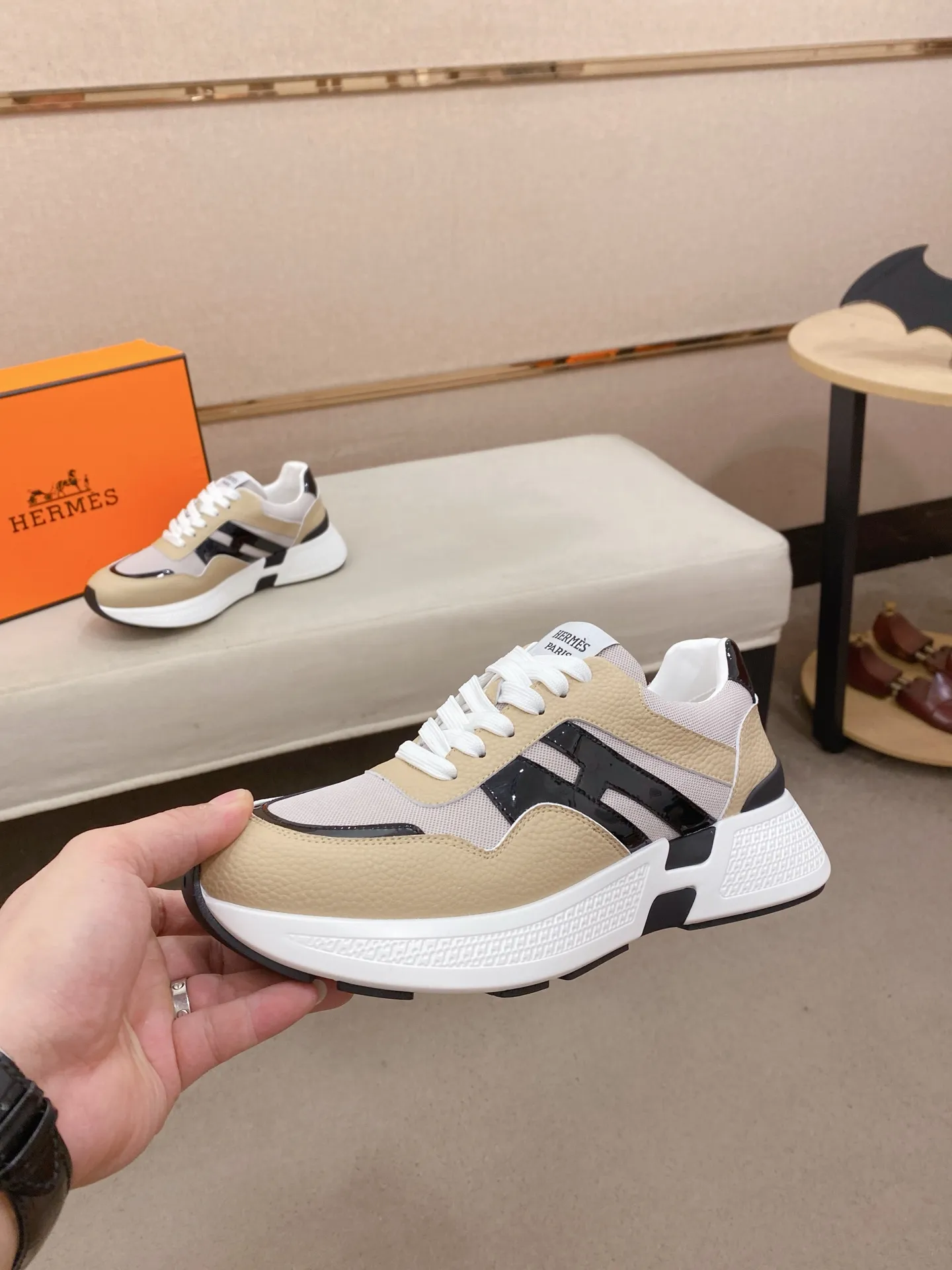 Factory price: 560💰《HERMES》【Classic Original Version】Hermès; Top 🔝 Purchasing Agency 🔍🔍Men's latest 🇺🇸 counters are on sale simultaneously, imported from Italy original ▲▲cowhide ▲▲ (high-end, nobility, class) ) Exquisite workmanship (Italian 🇮🇹 imported water-dyed 🐂 cowhide lining) sole: original sole provided by the original factory, ⚠️exclusive double-layer activity·TPR·rubber·combined molded outsole; super comfortable·wear-resistant·non-slip·environmental protection The real thing is more beautiful if you take the real thing (high quality, follow the order). You can enter and exit the counter at will * Number of yards: 38-44 (45 can be customized and cannot be returned or exchanged)